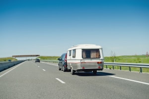 Die Vollstreckung gegen ausländische Fahrzeughalter ist erlaubt, wenn ein Einspruch möglich ist.