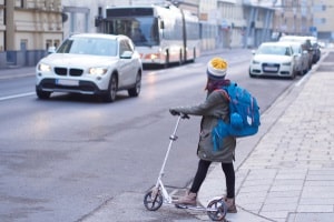 Das Warnblinklicht am Bus soll ein- und aussteigende Fahrgäste schützen.