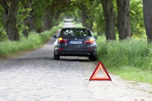 Warndreieck aufstellen: Die empfohlene Entfernung hängt u. a. von der Verkehrsgeschwindigkeit ab.