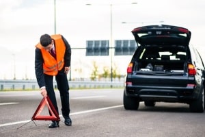 Die Warnweste im Auto soll bei einer Panne auf der Autobahn schwerwiegende Folgeunfälle verhindern.