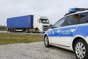 Vorsicht: Die Polizei kontrolliert, ob sich eine Warnweste im Lkw befindet.