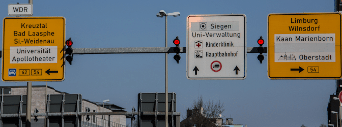 Hier erfahren Sie, welche Funktion Wegweisungen im Straßenverkehr haben und Arten wegweisender Verkehrsschilder es gibt.