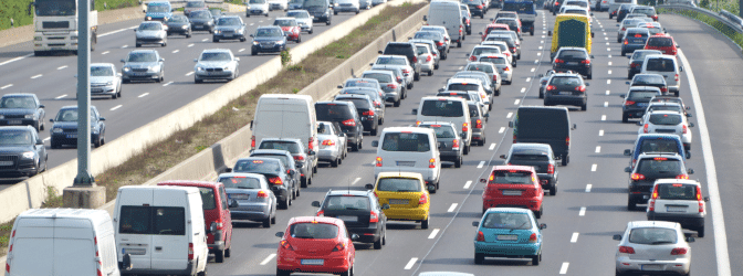 Wie kann ich auf der Autobahn Hilfe anfordern? Fahrschüler sollten die drei richtigen Antworten kennen.