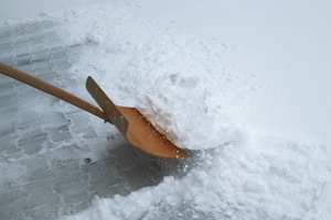 Wer in Bezug auf Winterreifen seine Pflicht missachtet, riskiert ein Bußgeld.