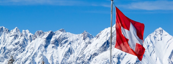 Es gibt keine generelle Winterreifenpflicht in der Schweiz - Bussen können bei ungeeigneter Bereifung dennoch drohen.