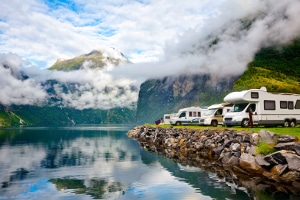 Während einer Wohnmobilreise zählt das Wildcampen zu den gefährlichsten Bußgeldfallen.