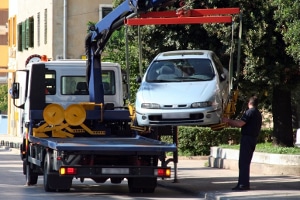 Sie wurden zugeparkt? Das Kfz abschleppen zu lassen, ist nicht immer eine gute Idee.